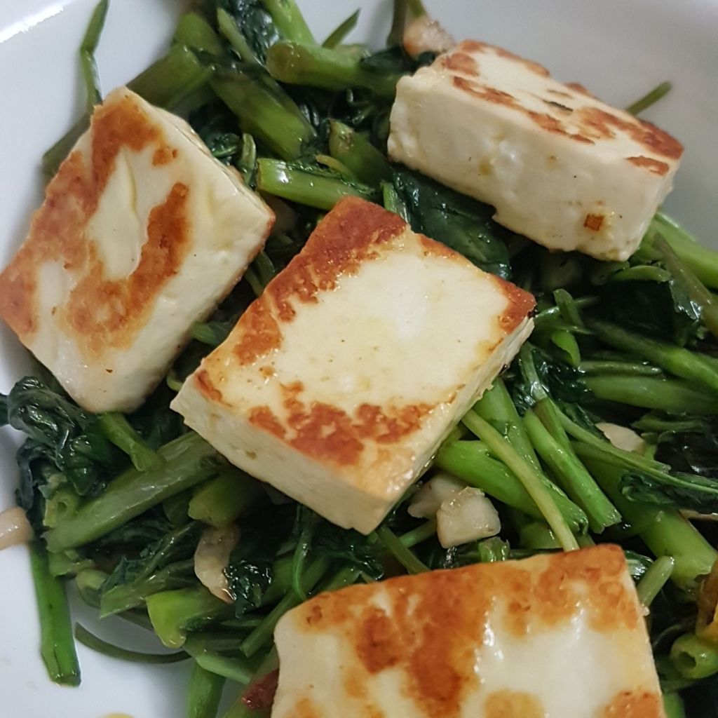 Grilled alloumi Cheese Salad